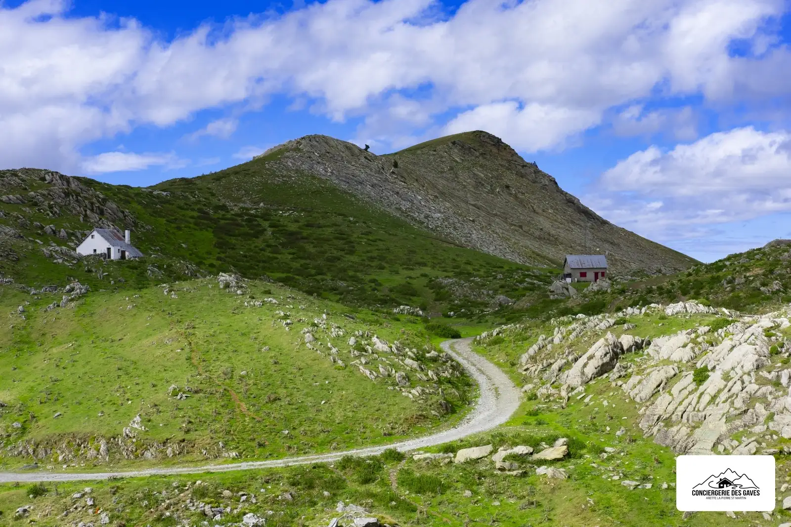 Cabanes de berger et route d'estive près du col de La Pierre Saint-Martin, en été