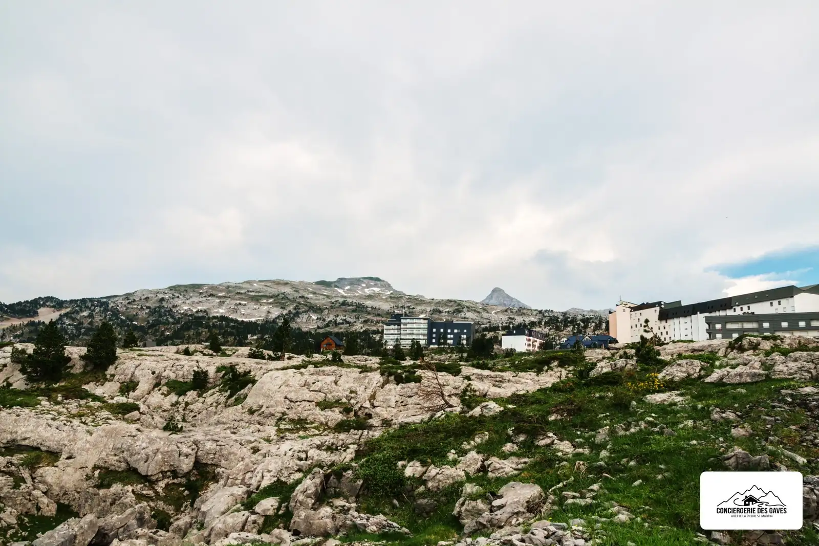 Résidence de la station de La Pierre Saint-Martin au bord du lapiaz