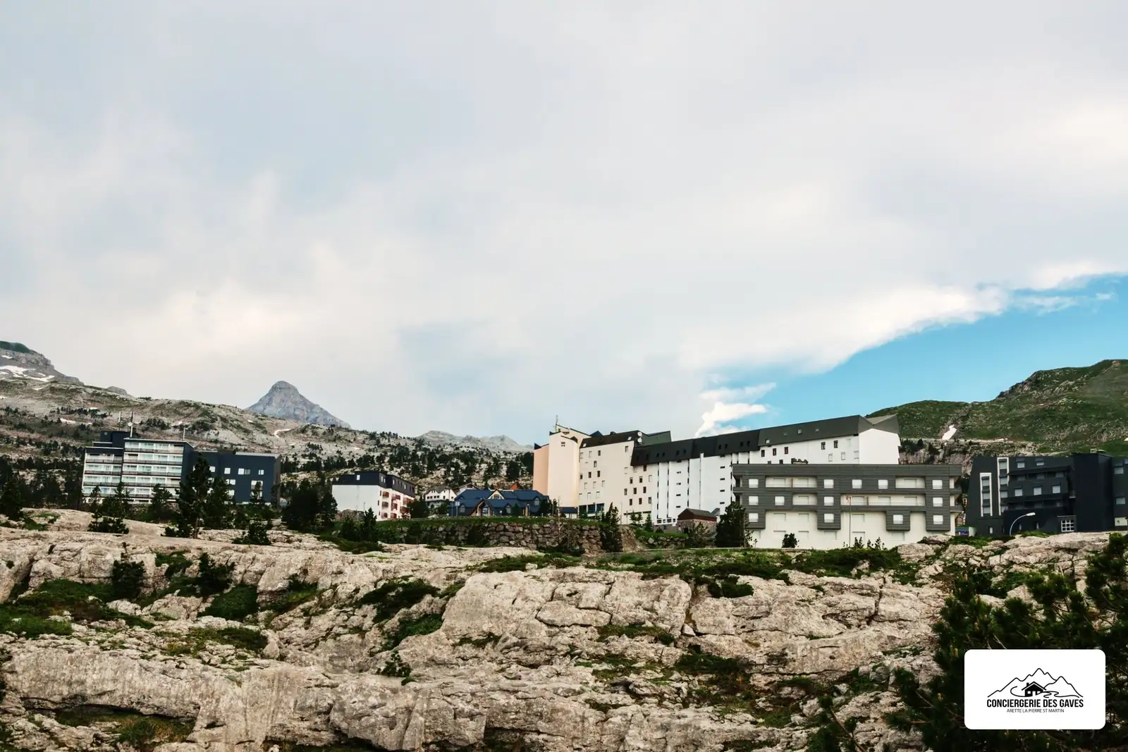 Résidences de la station de La Pierre Saint-Martin, pic d'Anie en arrière-plan