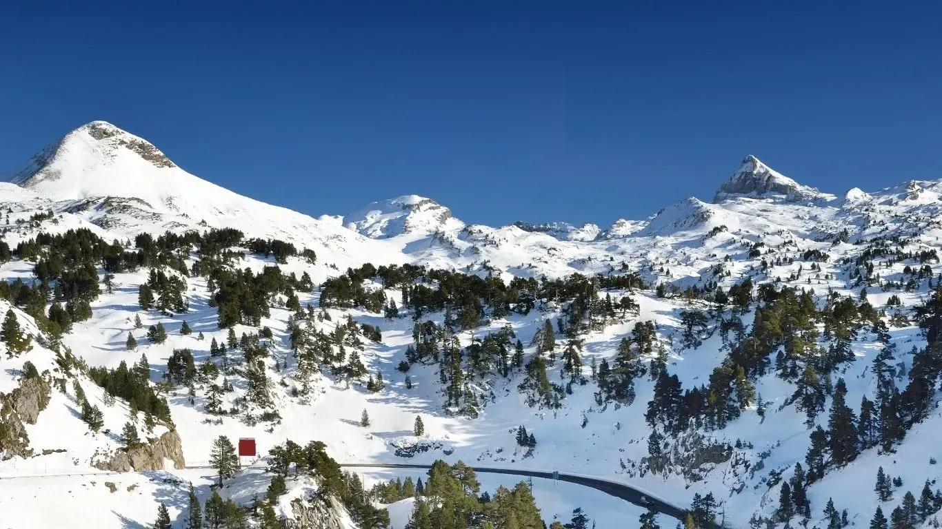 Le pic d'Anie et les pentes enneigées au-dessus de la route de La Pierre Saint-Martin