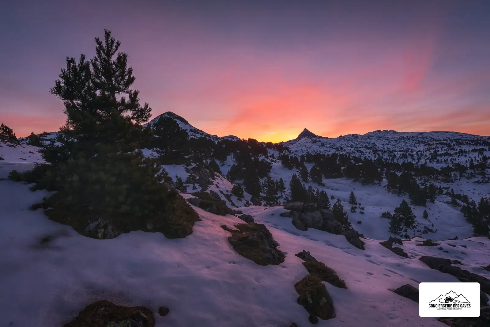 Le pic d'Anie au-dessus du plateau de Larra enneigé, au coucher du soleil