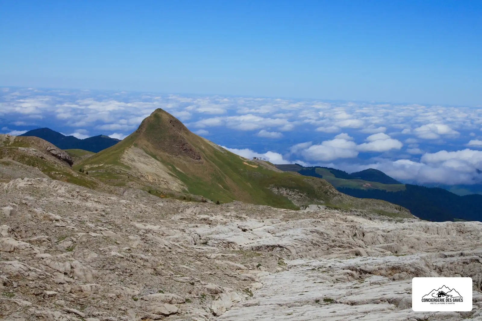 Le pic d'Arlas au-dessus d'une mer de nuages
